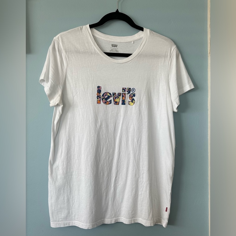L Levi’s T-shirt with colorful logo